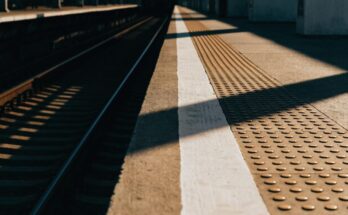 Nahaufnahme einer Sicherheitslinie an der Kante eines Bahnsteigs