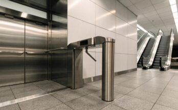 Ein sauberer moderner Eingangsbereich einer öffentlichen Toilette im Bahnhof