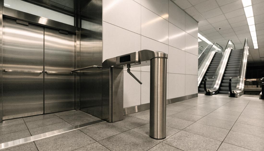 Ein sauberer moderner Eingangsbereich einer öffentlichen Toilette im Bahnhof mit Drehsperre