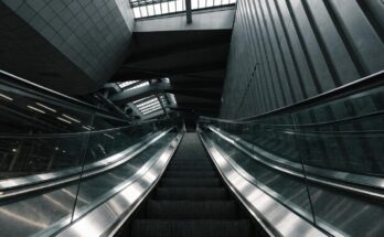Eine lange Rolltreppe in einem modernen Bahnhof von unten fotografiert