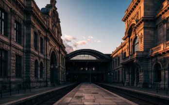 Eine prächtige historische Bahnhofsfassade im warmen Abendlicht