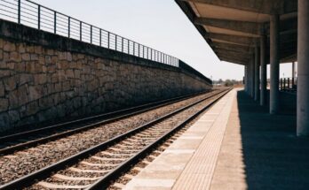 Ein leerer verlassener Bahnsteig ohne Züge