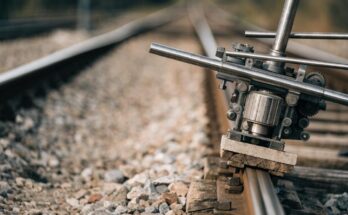 Nahaufnahme eines Weichenmechanismus neben den Schienen