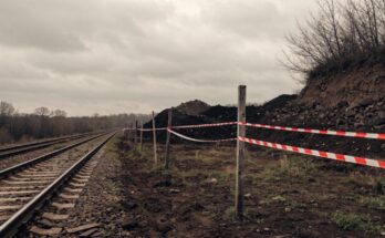 Ein abgesperrter Baustellenbereich neben Bahngleisen