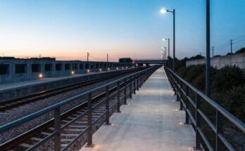 Ein Rettungsweg neben Bahngleisen mit Sicherheitsbeleuchtung