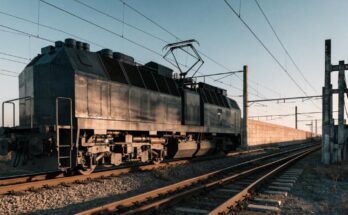 Eine kräftige Elektrolokomotive unter Oberleitungen