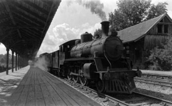 Eine historische Bahnszene mit einer alten Dampflokomotive
