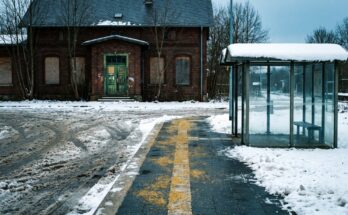 Bahnhofsvorplatz im Winter: Der geräumte Streifen vor dem Empfangsgebäude endet an einer geraden Kante, dahinter liegt ungeräumter Schneematsch
