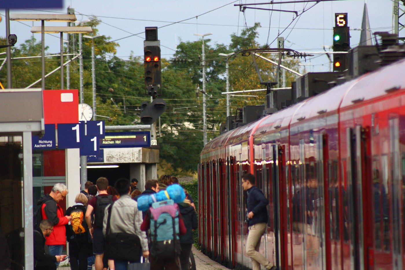 S Bahn DB 425 581 Richtung Aachen Hbf hält in Aachen West, Leute steigen