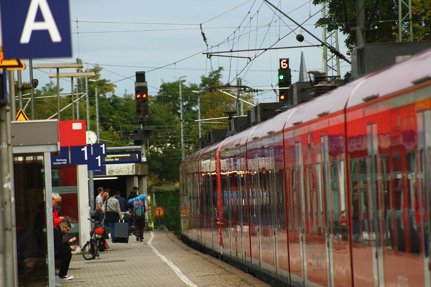 S Bahn DB 425 581 Richtung Aachen Hbf hält in Aachen West