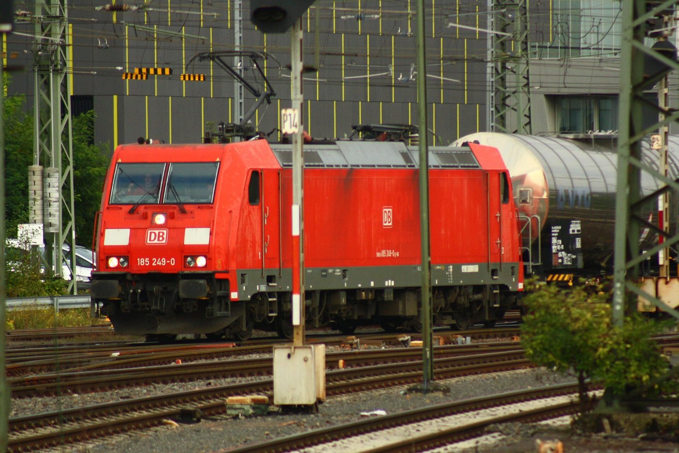 Traxx DB 185 249 zieht Kesselwagenzug nach Aachen West, Richtung Osten