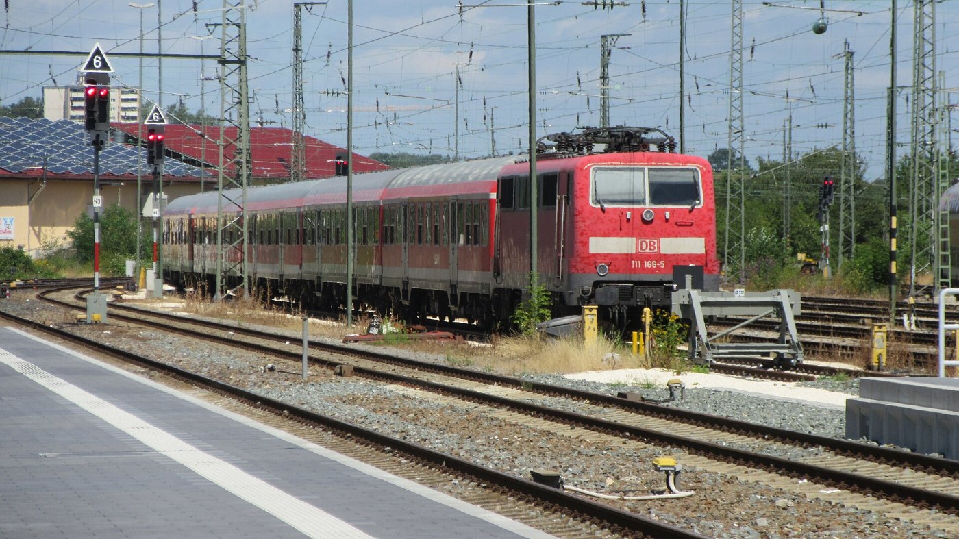111 166 5 mit n Wagen in Aalen