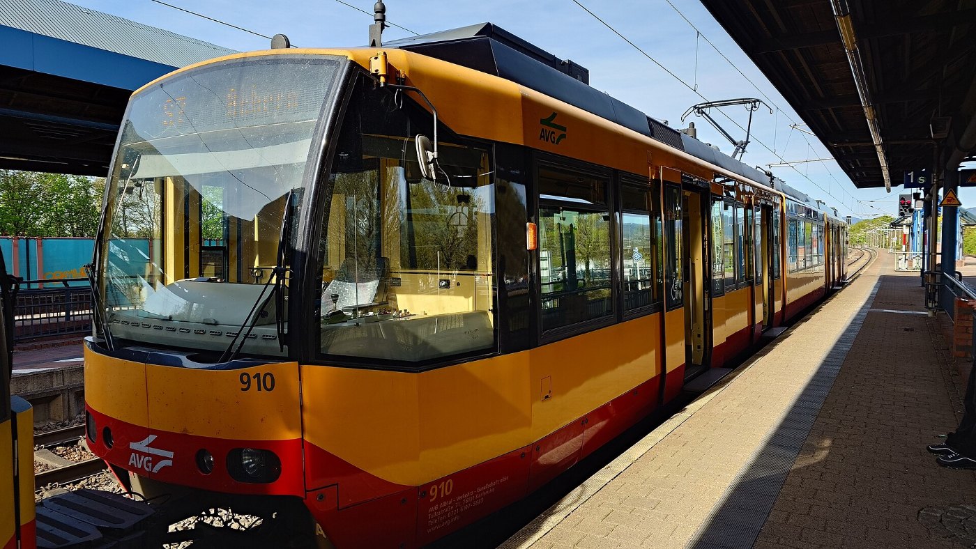 AVG Zweisystem Stadtbahnfahrzeug 910 in Achern Bahnhof