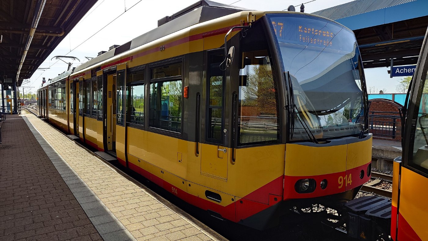 AVG Zweisystem Stadtbahnfahrzeug 914 in Achern Bahnhof