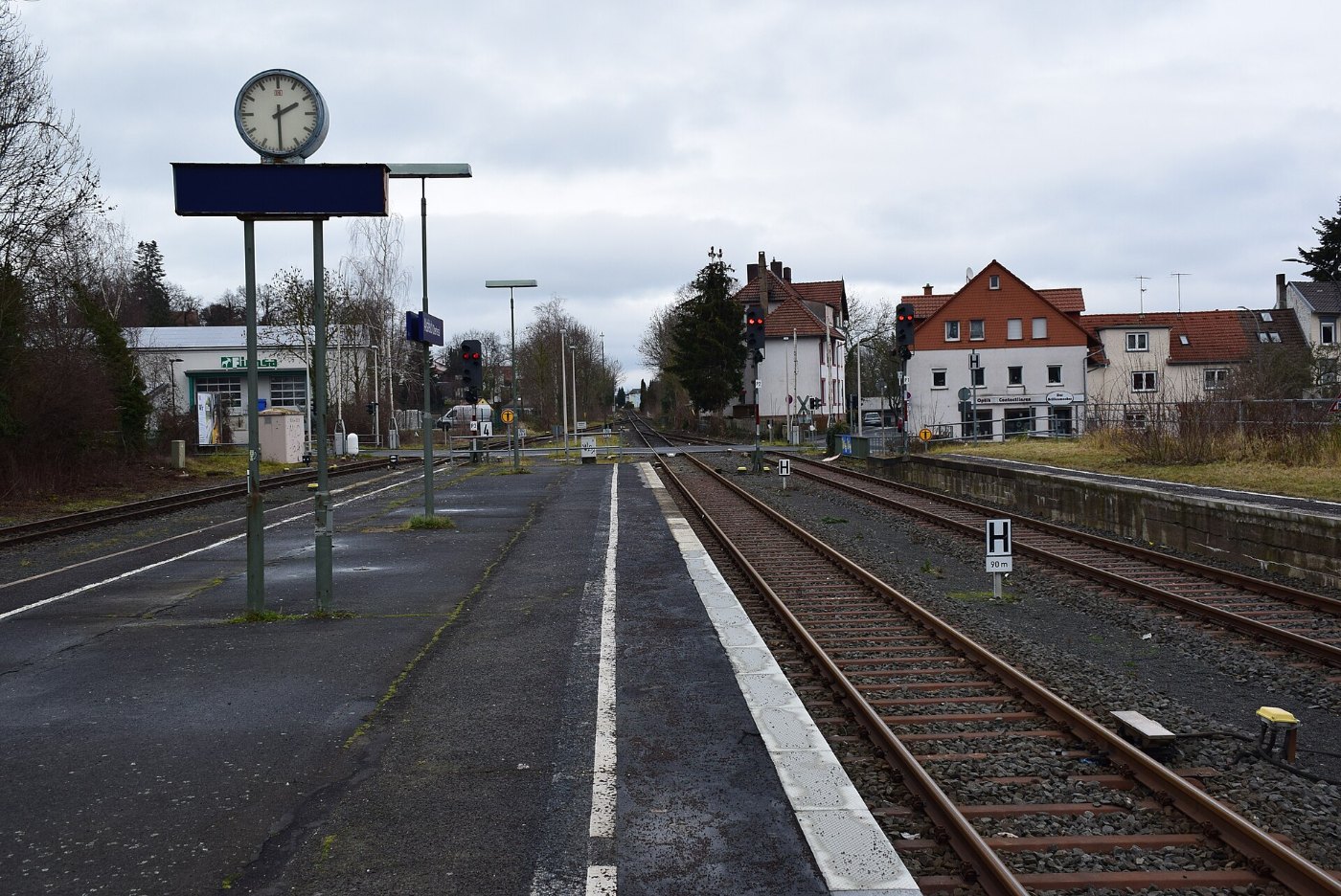 Bahnhof Alsfeld Bahnsteig und im Hintergrund Bahnübergang Marburger Stra