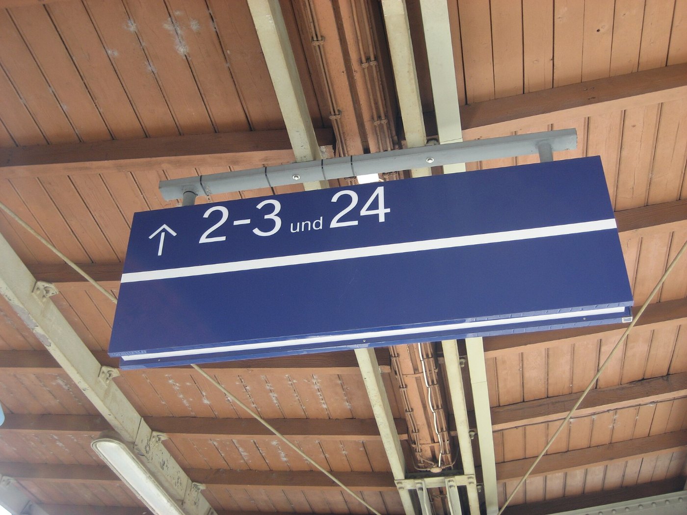 Wegweiser zu den Gleisen 2 3 und 24, Bahnhof Andernach