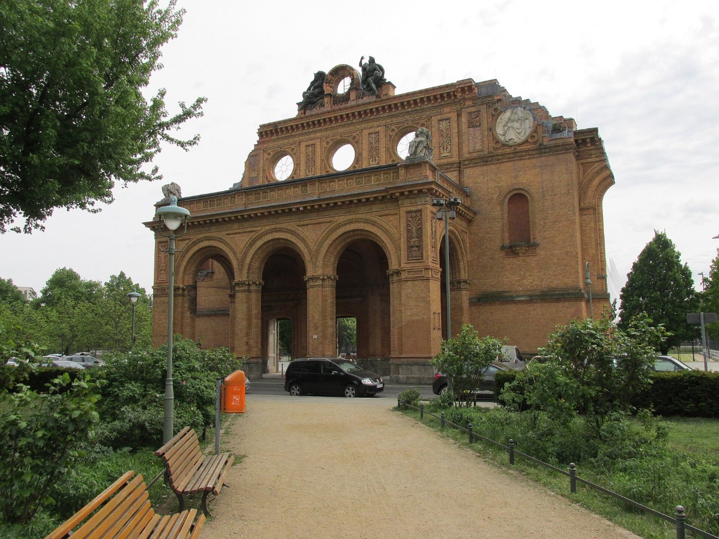 Anhalter Bahnhof facade 2