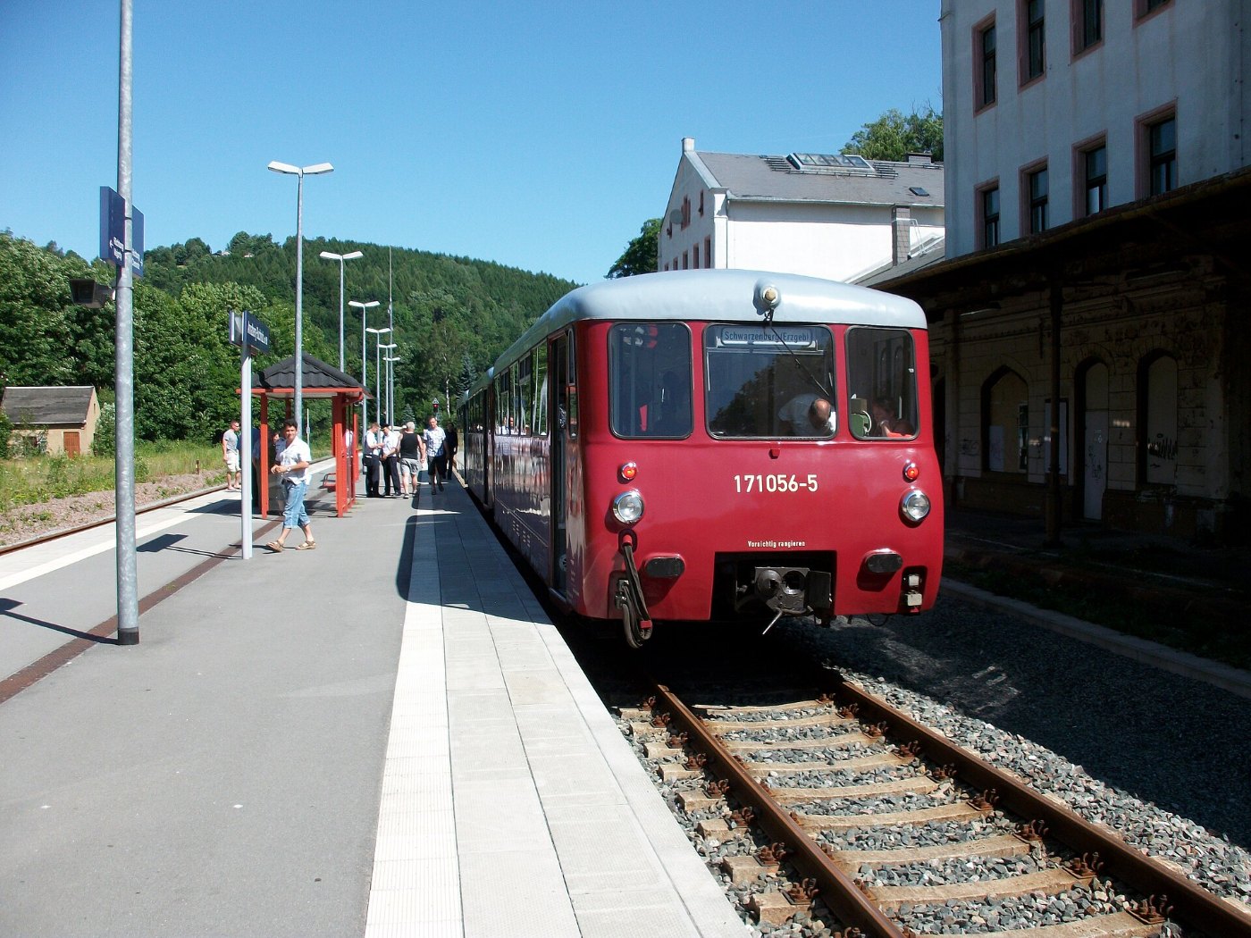 Erzgebirgische Aussichtsbahn im Bahnhof Annaberg Buchholz unt Bf (1)