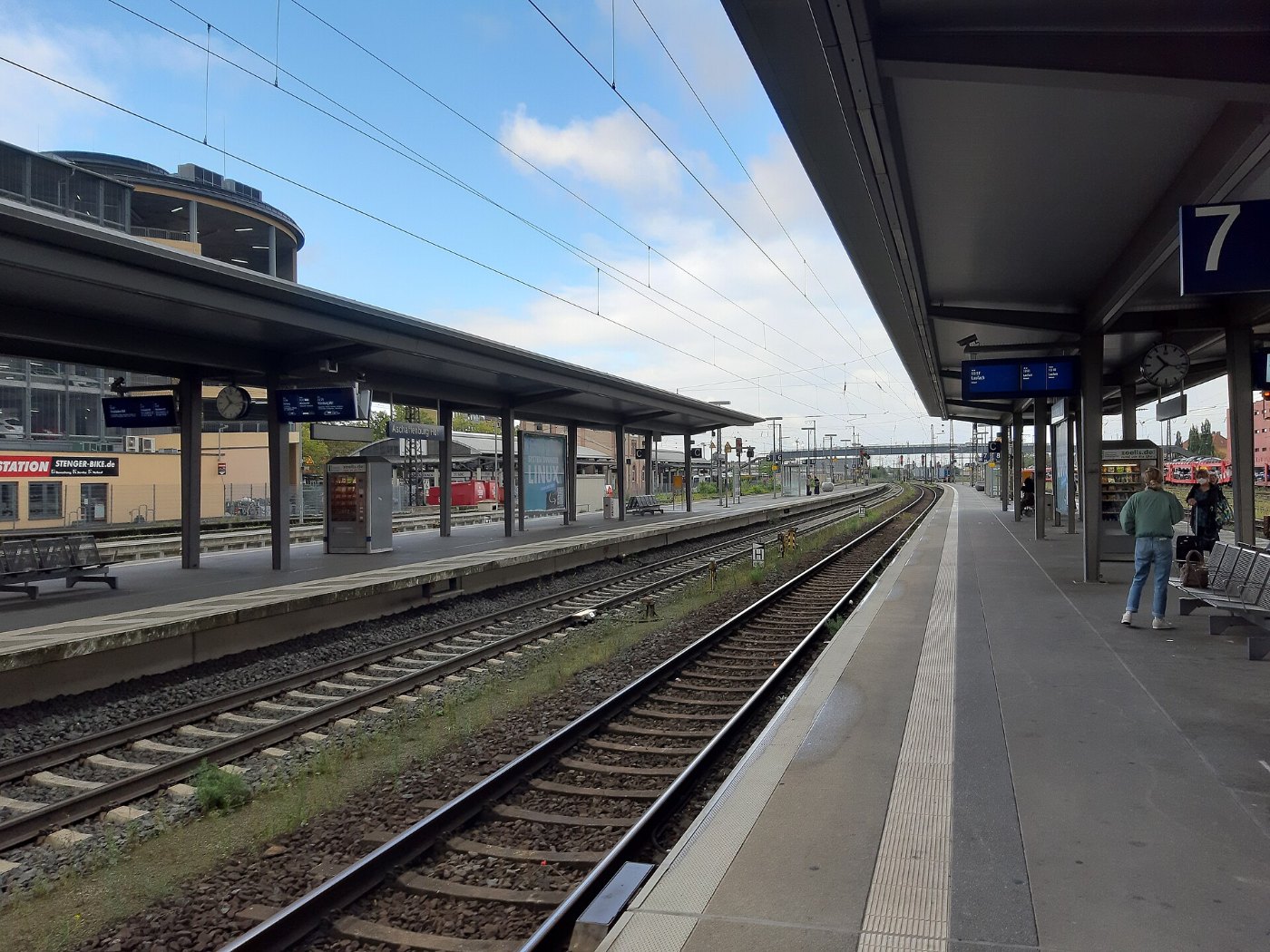Aschaffenburg HBF, an Gleis 7, Blick Richtung Dammer Steg