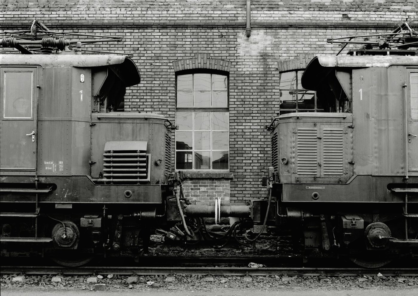 Frontpartien von 144 185 und 144 017 im Bahnbetriebswerk Aschaffenburg