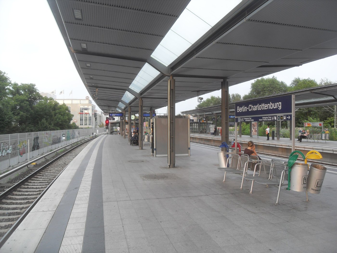 Berlin Bahnhof Berlin Charlottenburg auf Bahnsteig zu Gleis 8 10.8.2009