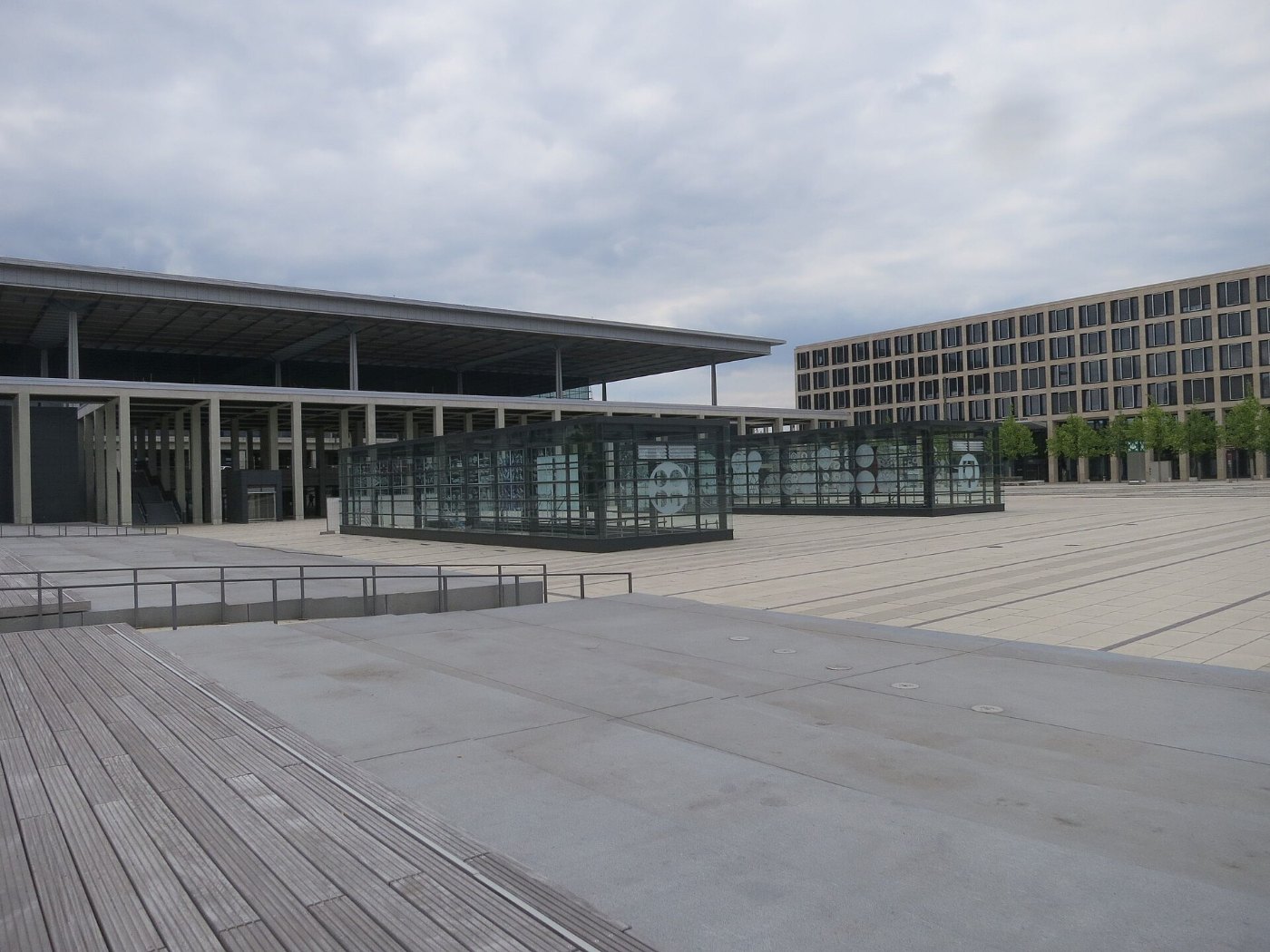 BfFlughafenBERVorplatz