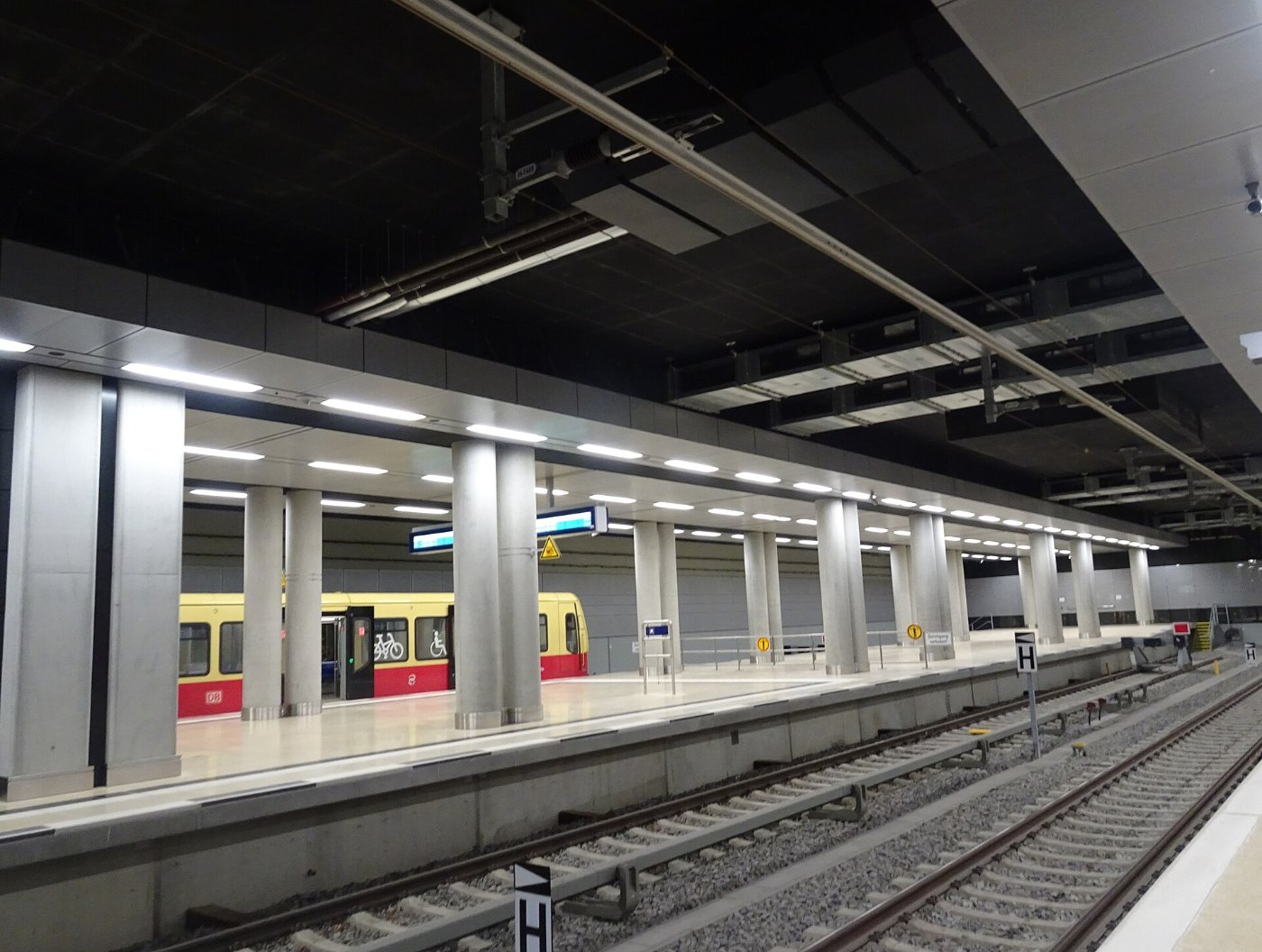 BfFlughafenBER S Bahnsteig