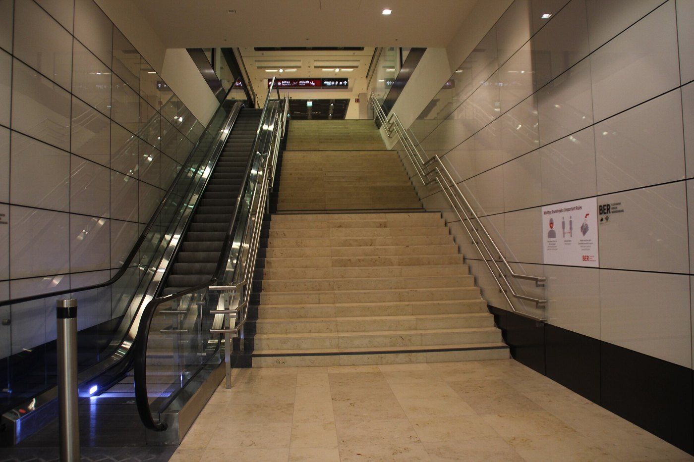 Bahnhof Flughafen BER Terminal 1 + 2 Treppenaufstieg