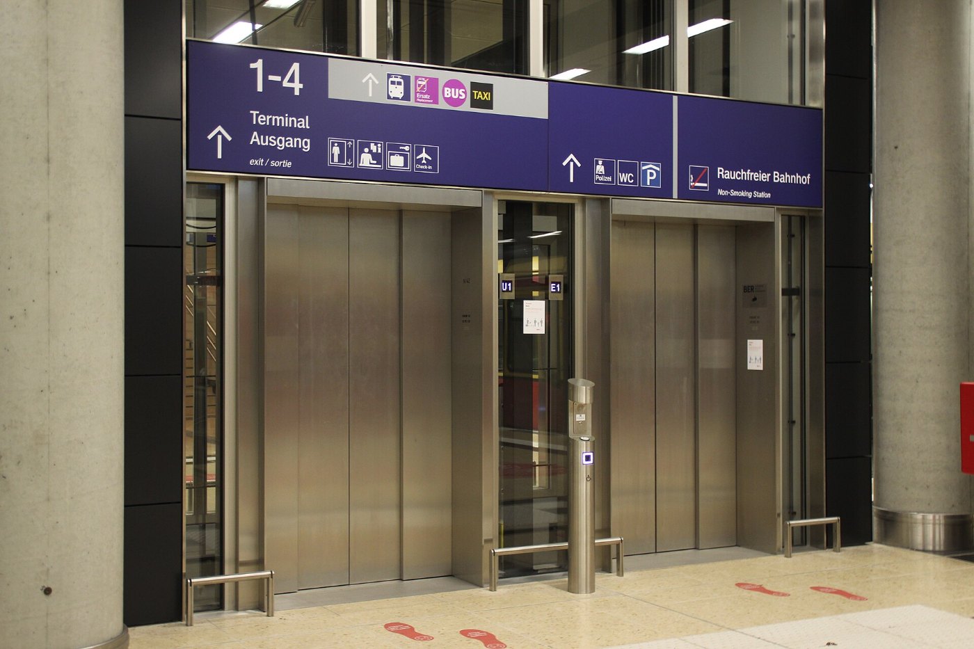 Bahnhof BER Fahrstühle