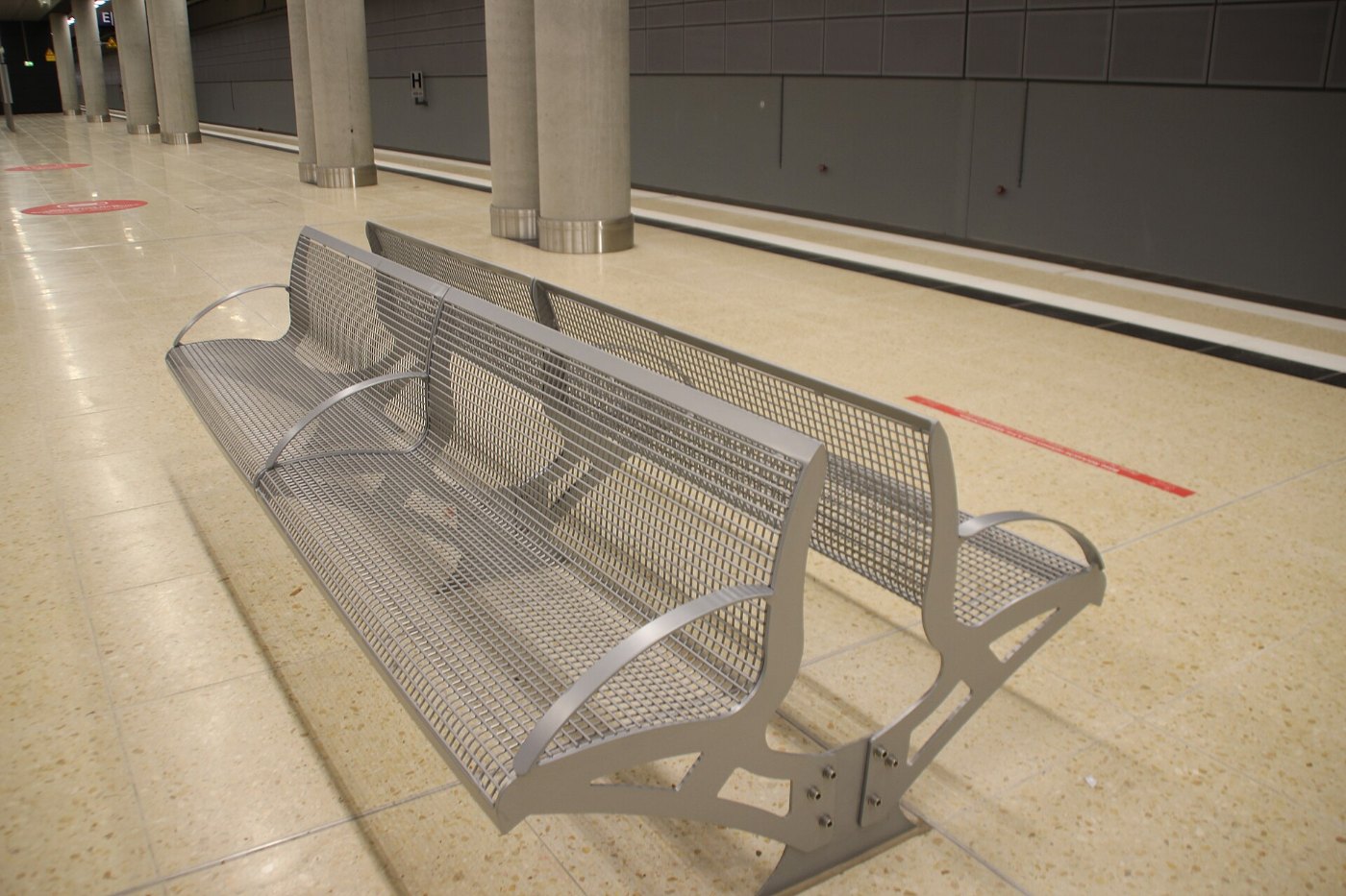 Bahnhof BER Bänke