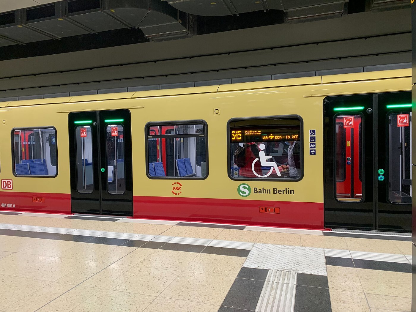 Flughafen BER 03 22 00