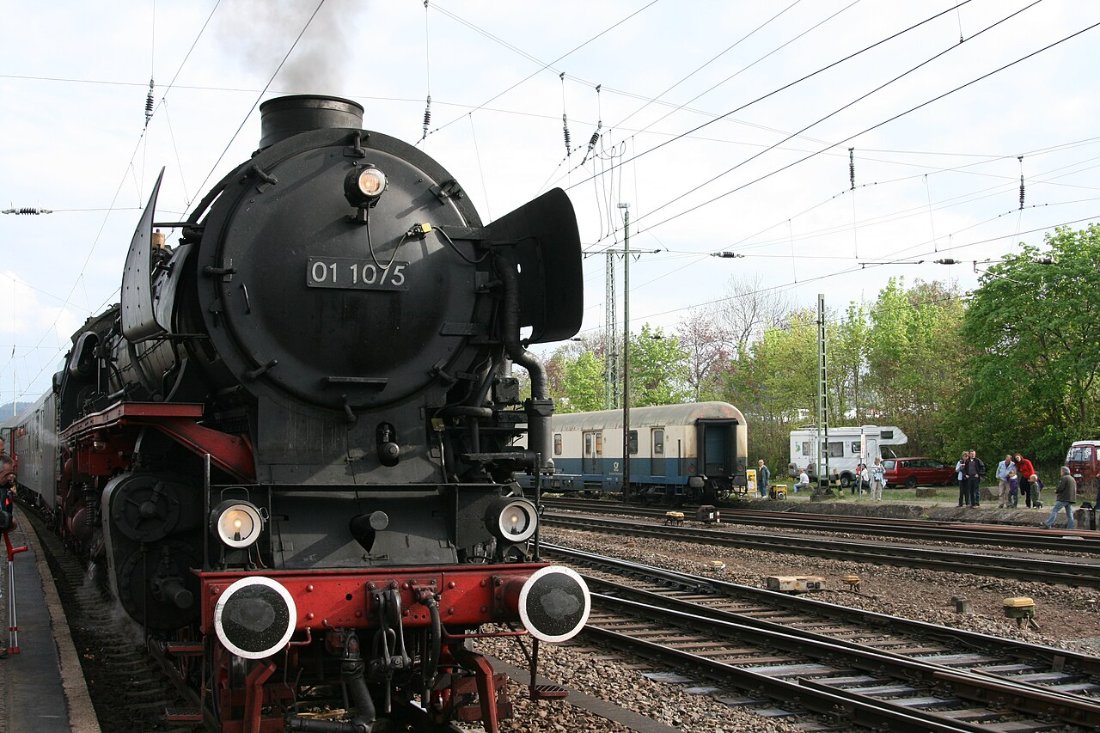 01 1075 in Bebra Nahnhof Dampflok