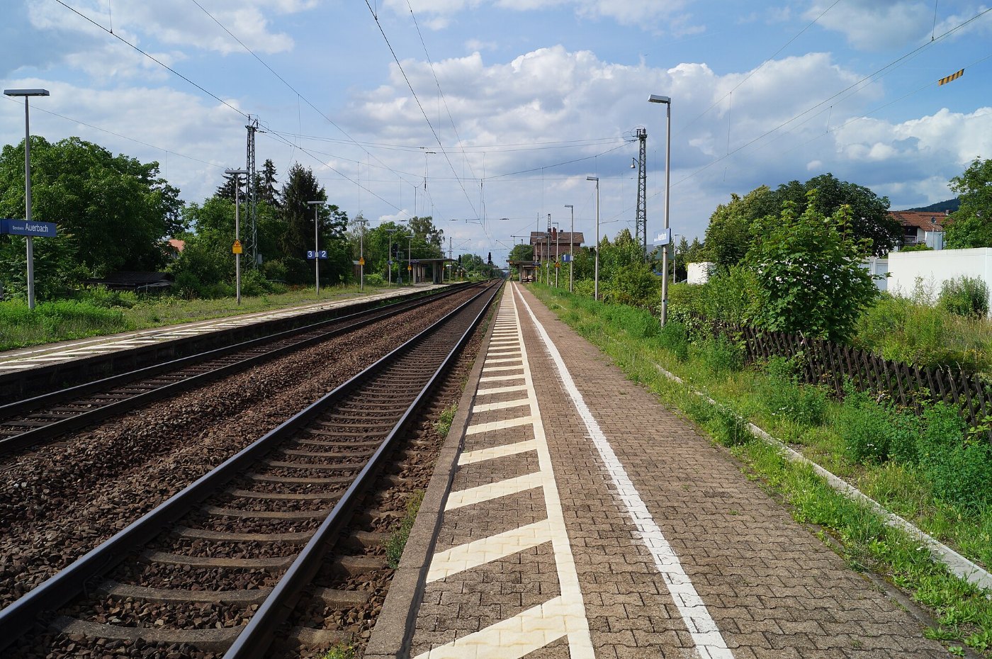Bensheim Auerbacher Bahnhof auf Bahnsteig zu Gleis 1 Richtung Frankfurt