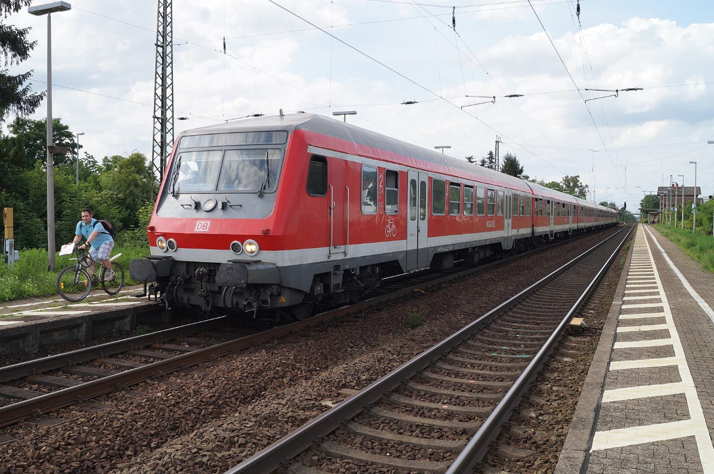 Bensheim Auerbacher Bahnhof auf Bahnsteig zu Gleis 1 Richtung Frankfurt