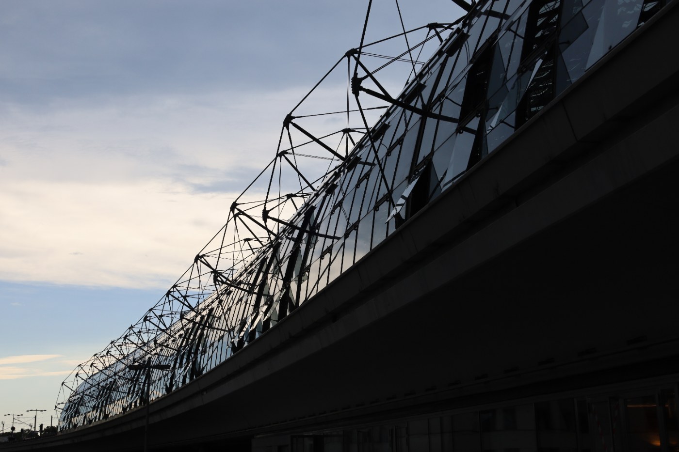 Die verglaste Bahnhofshalle des Berliner Hauptbahnhofs