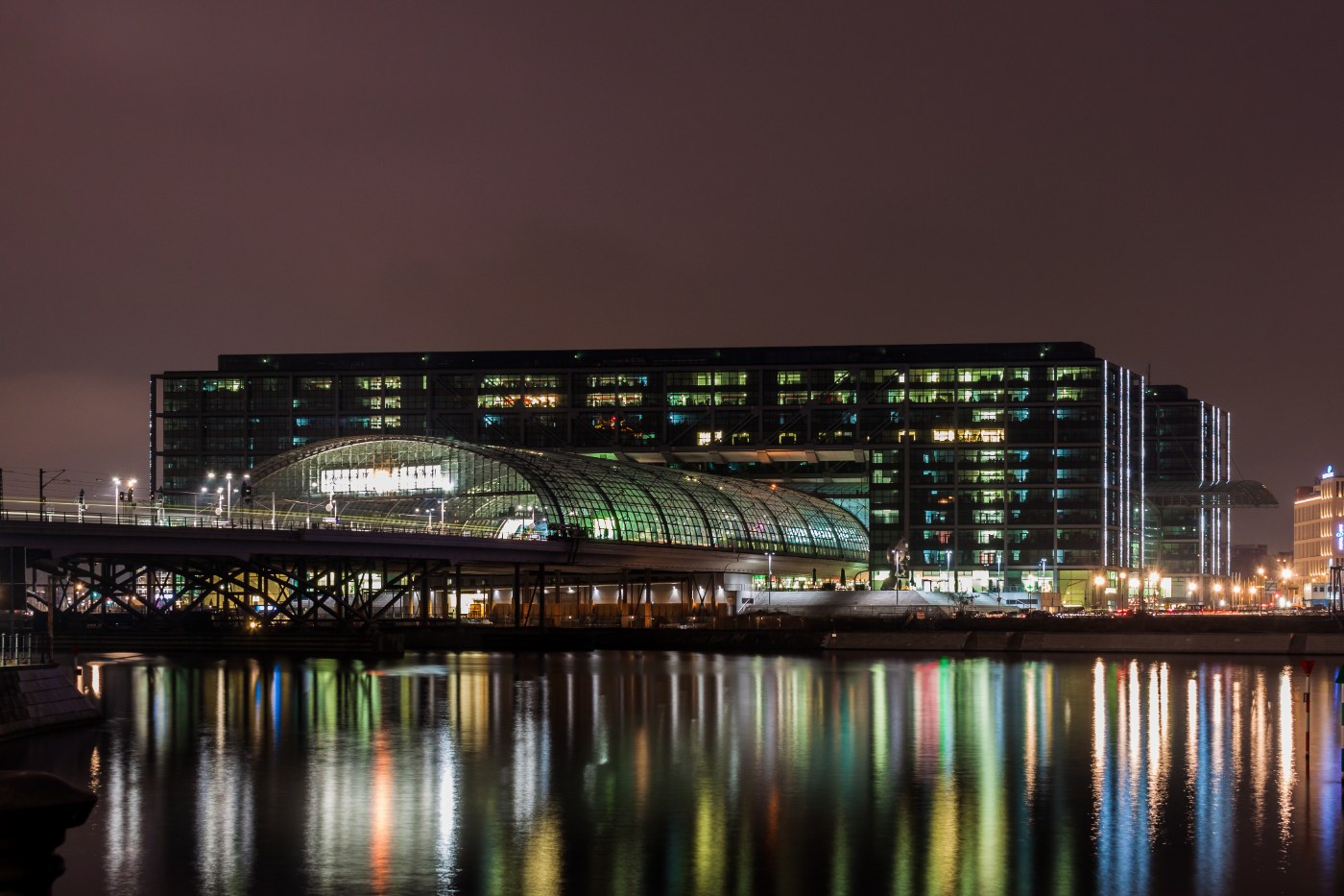 Der Berliner Hauptbahnhof bei Nacht