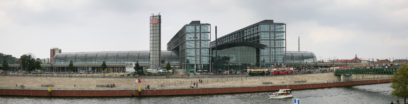 Der Berliner Hauptbahnhof an der Spree