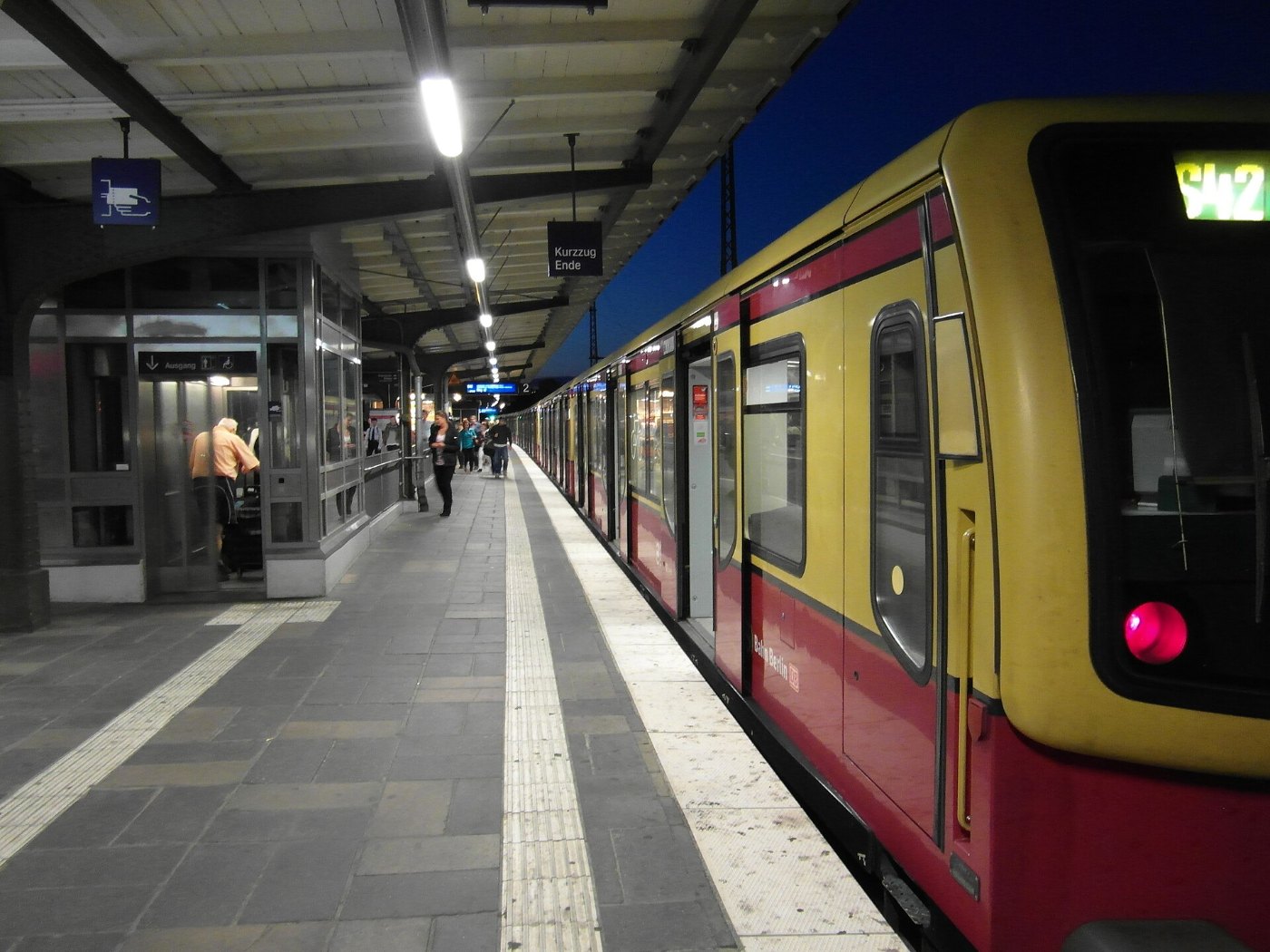 Berlin S Bahnhof Frankfurter Allee (14)