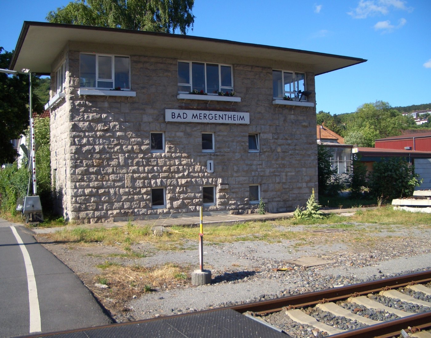 MGHCIMG1254 Bad Mergentheim, Bahnhof, (Wärter )Stellwerk mit Schrankenbe