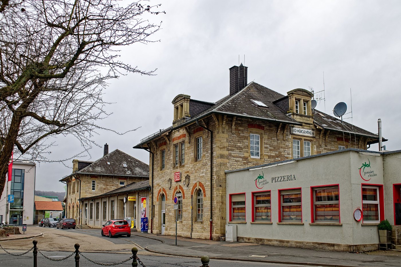 Bahnhofplatz, Bahnhofsgebäude Bad Mergentheim 0182