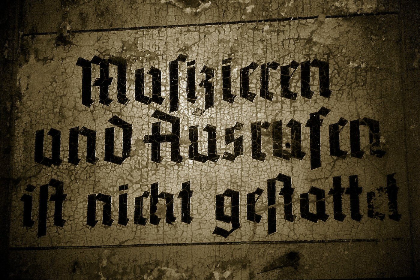 In einem Hausflur, Karl Marx Straße, Berlin Neukölln, 1988