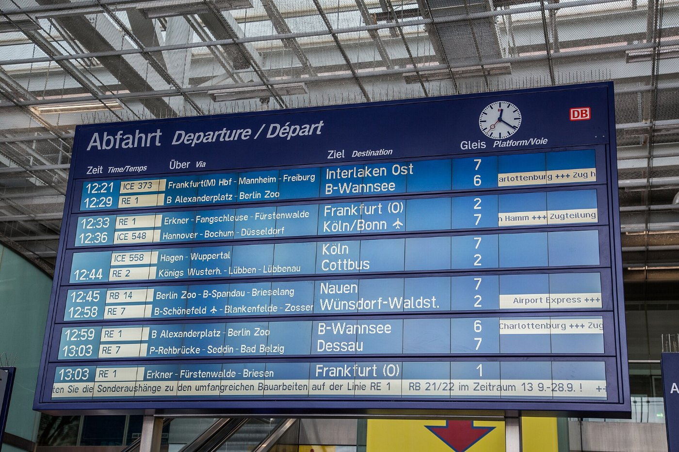 Berlin Ostbahnhof Abfahrt Departure Board