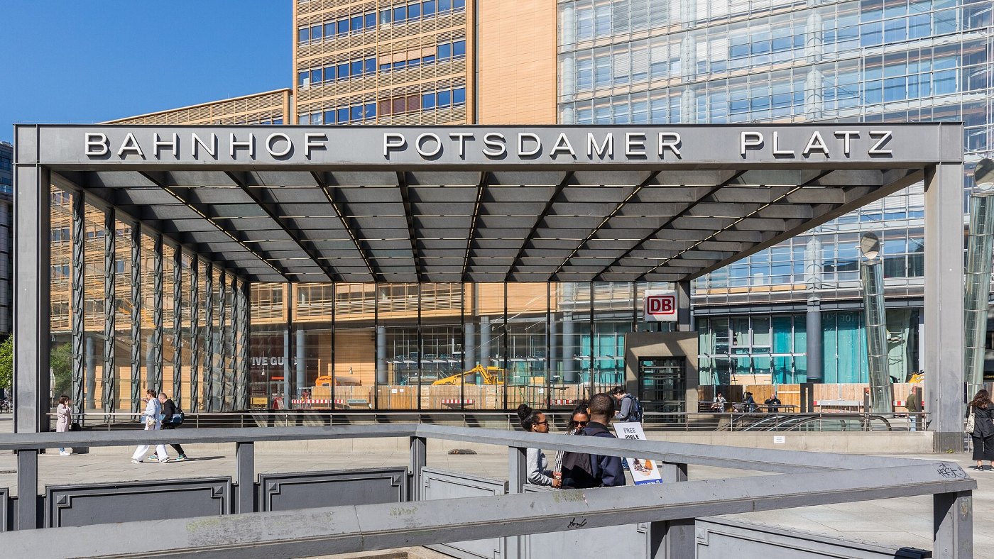 Südlicher Eingang zum Bahnhof Potsdamer Platz 1746
