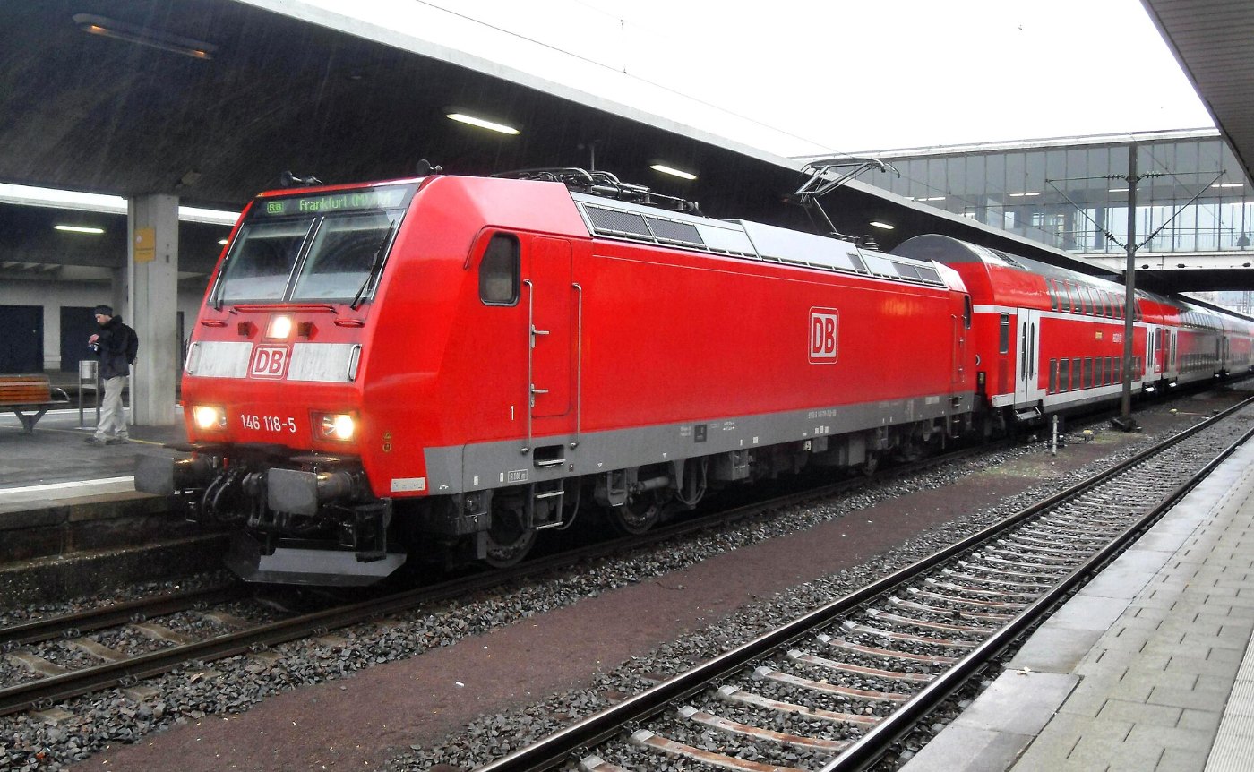Heidelberger Hauptbahnhof auf Bahnsteig zu Gleis 4 Richtung Bruchsal bzw