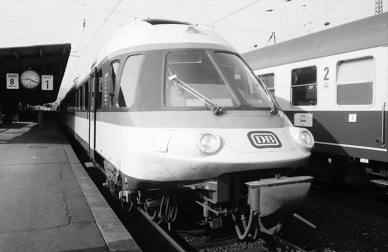Karlsruhe neuer IC Stromlinienzug für Sonderfahrt LABW Staatsarchiv Frei