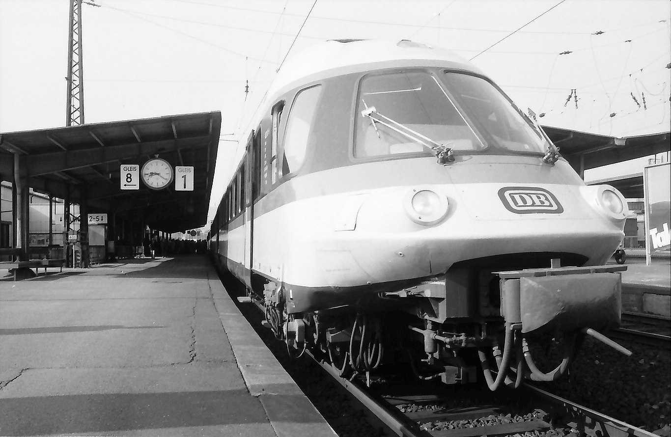 Karlsruhe neuer IC Stromlinienzug für Sonderfahrt LABW Staatsarchiv Frei