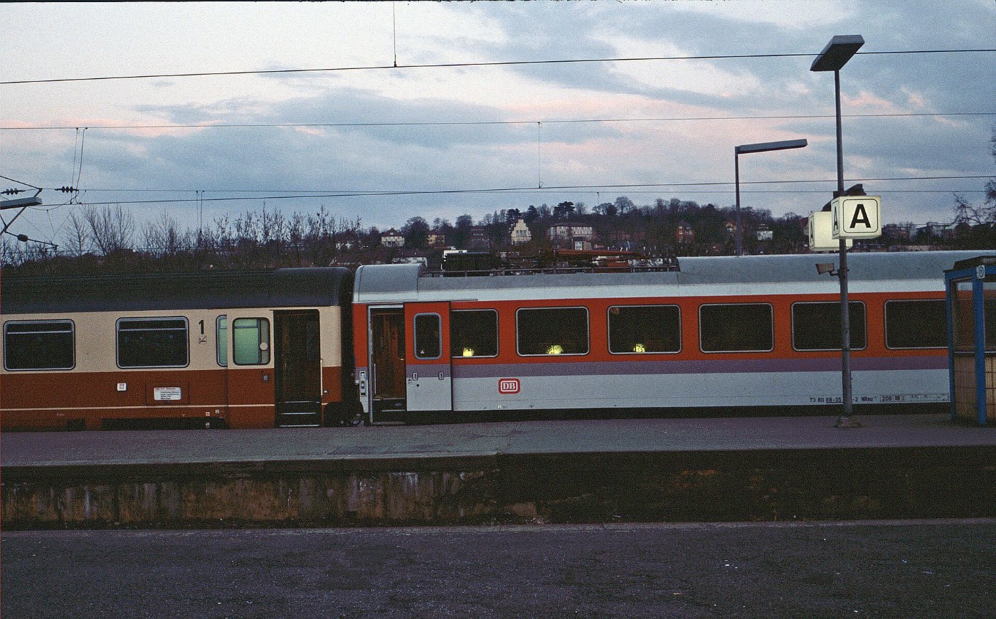 Stuttgart Hbf. Gleis 10 UIC X WR Wagen Stromabnehmer LABW Staatsarchiv L