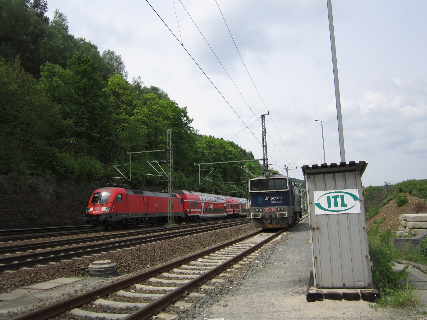 DB 182 023 2 mit S Bahn S1 vor der Einfahrt in Bahnhof Bad Schandau (2)