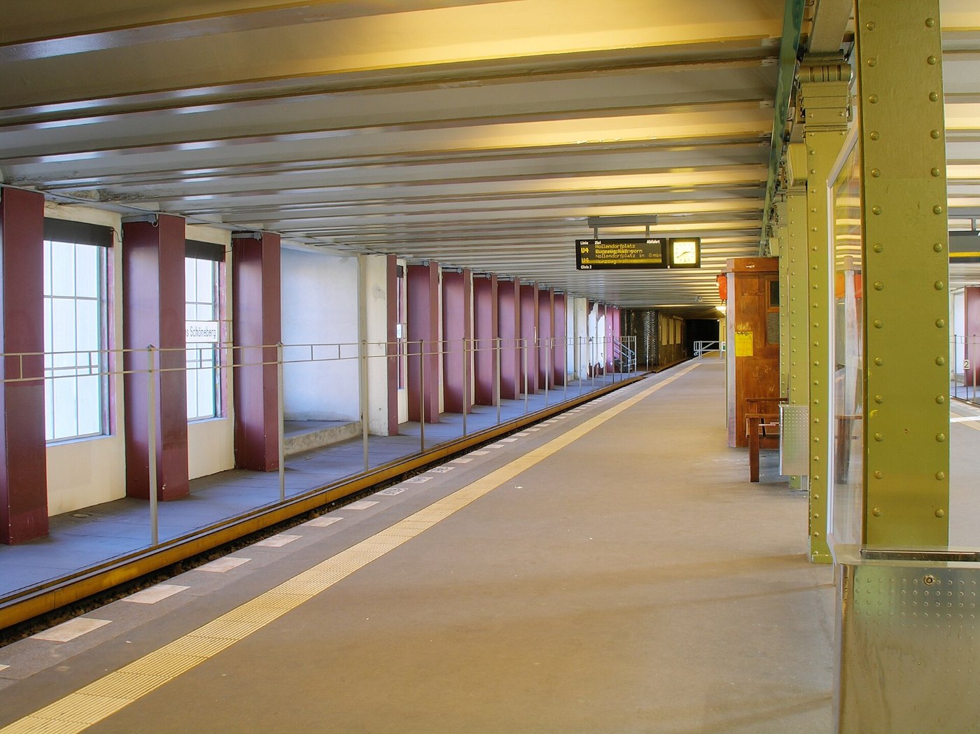 Berliner U Bahnhof Rathaus Schöneberg (Bahnsteig Richtung Osten)