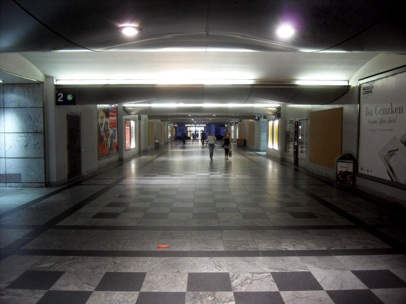 Berlin Bahnhof Berlin Spandau Unterführung von Gleis 1 nach Gleis 6 blic